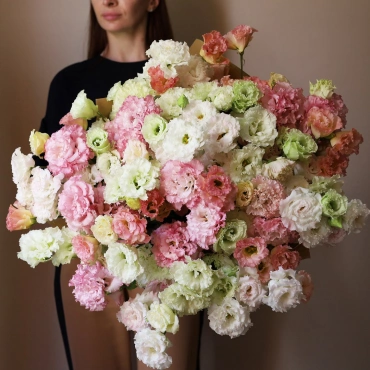 Большой букет разноцветной эустомы