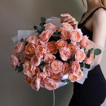 Букет из кустовой Джульетты с эвкалиптом