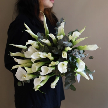 Белые каллы с эвкалиптом