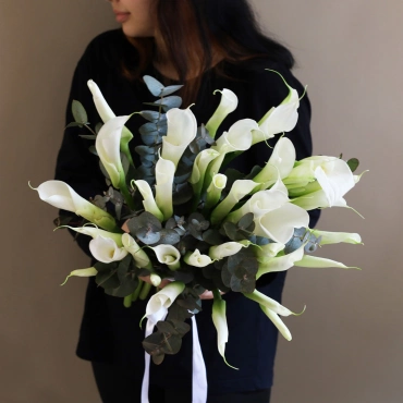 Белые каллы с эвкалиптом