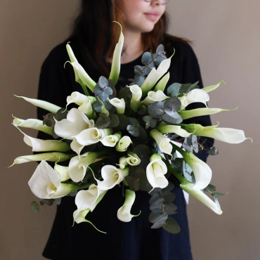 Белые каллы с эвкалиптом