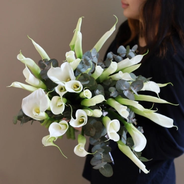 Белые каллы с эвкалиптом