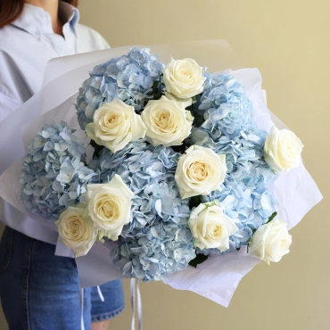 Голубая гортензия с белой розой