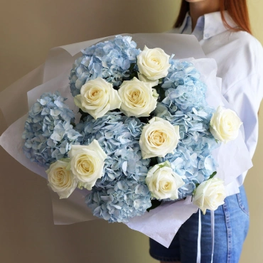 Голубая гортензия с белой розой