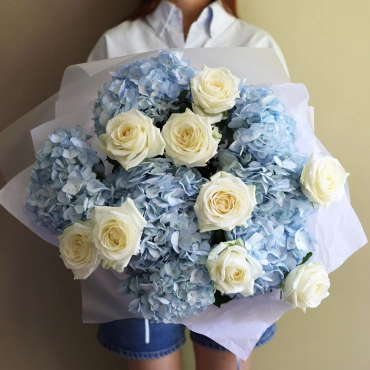 Голубая гортензия с белой розой
