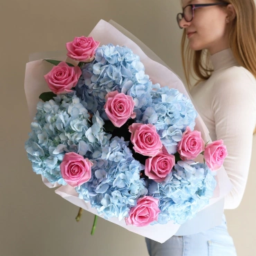 Голубая гортензия с розовой розой