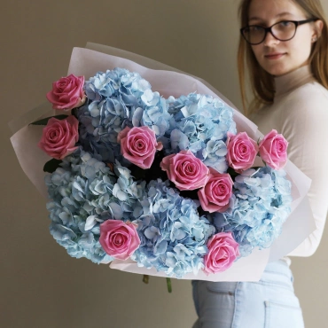 Голубая гортензия с розовой розой