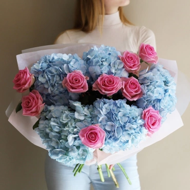 Голубая гортензия с розовой розой