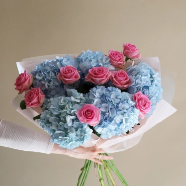 Голубая гортензия с розовой розой