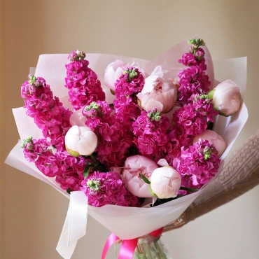 Пионы с маттиолой в ассортименте