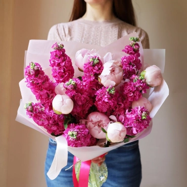 Пионы с маттиолой в ассортименте