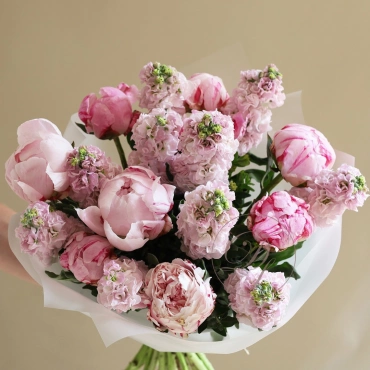 Пионы с маттиолой в ассортименте