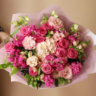 Яркий букет с розой, маттиолой и альстромерией