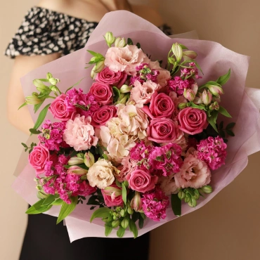 Яркий букет с розой, маттиолой и альстромерией