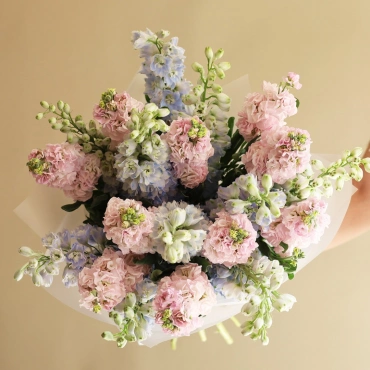 Букет с дельфиниумом и маттиолой