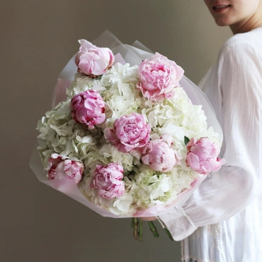Букет с белой гортензией и пионами