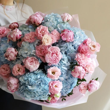 Букет с пионами, эустомой и голубой гортензией