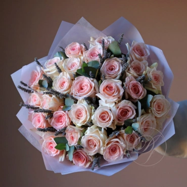 Розы с лавандой и эвкалиптом в ассортименте