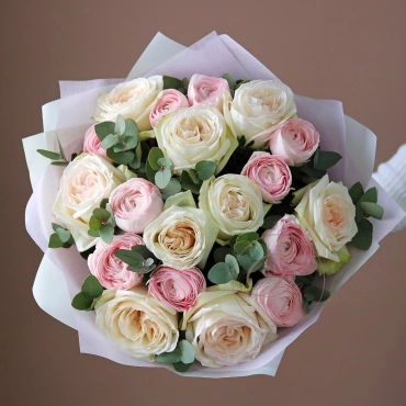 Розы Охара с ранункулюсами в ассортименте