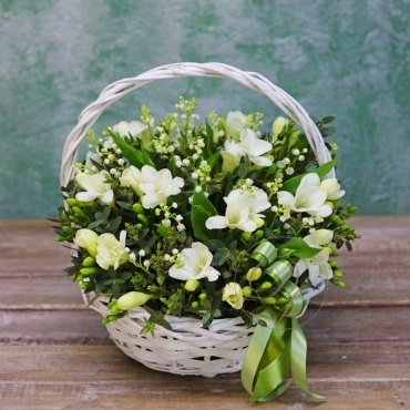 Композиция с ландышами и фрезией