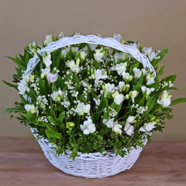 Композиция с ландышами и фрезией