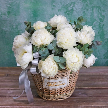 Корзина пионов в ассортименте