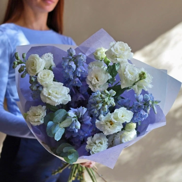 Авторский букет из дельфиниума и эустомы