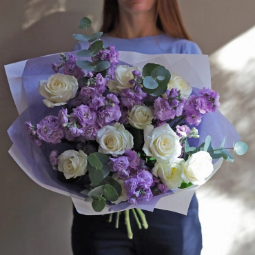 Букет из роз и маттиолы