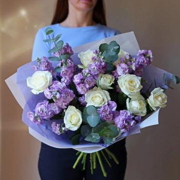 Букет из роз и маттиолы