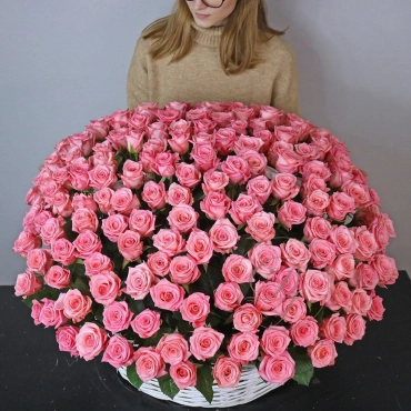 Корзина с розами в ассортименте