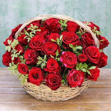 Корзина с розами в ассортименте
