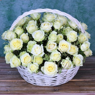 Корзина с розами в ассортименте