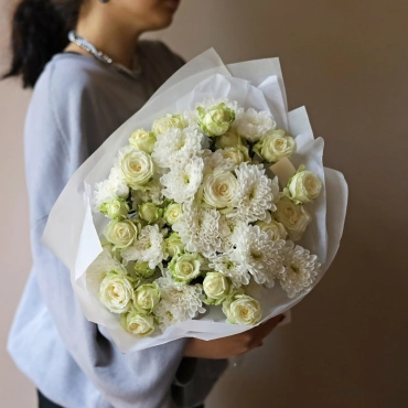 Хризантемы и кустовые розы букет