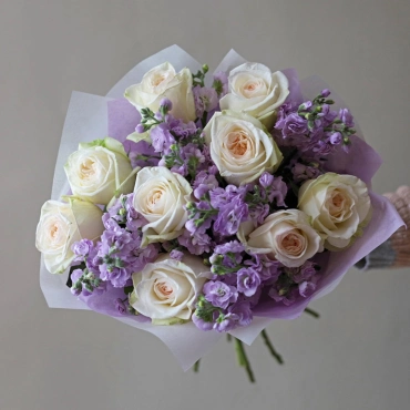 Букет из маттиолы и пионовидной розы