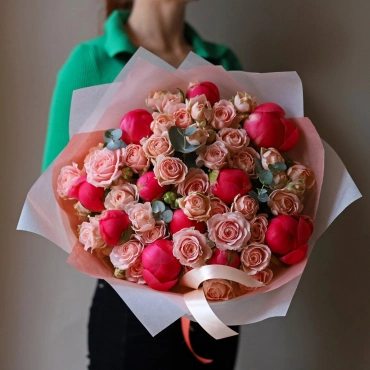 Букет с пионами и кустовыми розами