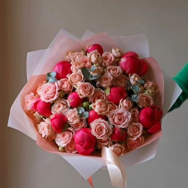 Букет с пионами и кустовыми розами