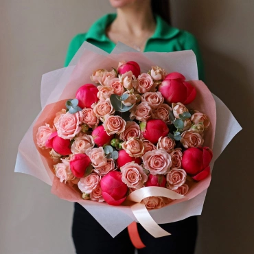 Букет с пионами и кустовыми розами