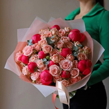 Букет с пионами и кустовыми розами