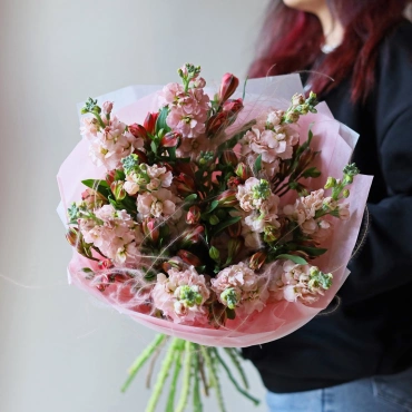 Букет с маттиолой и альстромерией