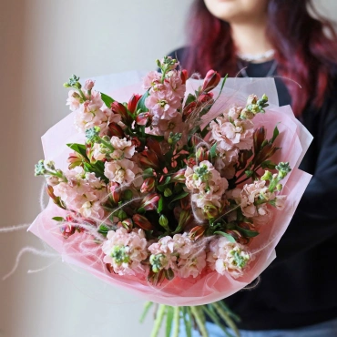 Букет с маттиолой и альстромерией