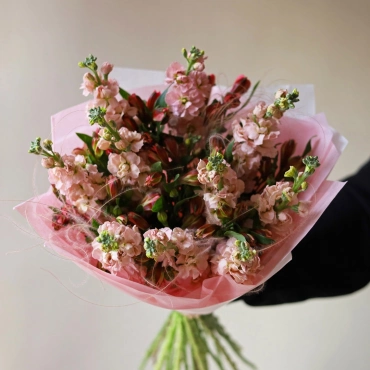 Букет с маттиолой и альстромерией