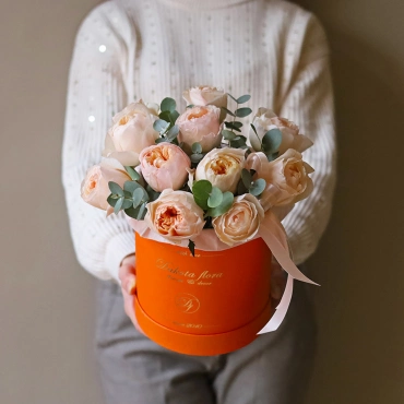 Пионовидная роза Джульетта в коробке