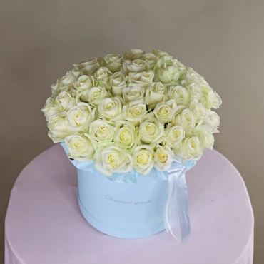 Коробка с белыми розами
