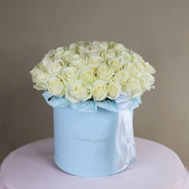Коробка с белыми розами