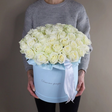 Коробка с белыми розами