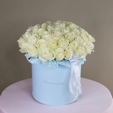 Коробка с белыми розами