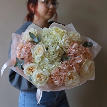 Пионовидная роза с гортензией