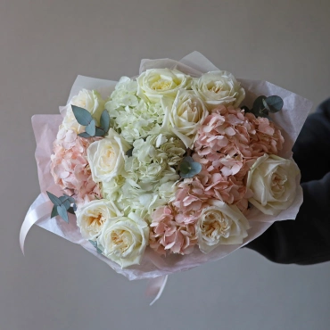 Пионовидная роза с гортензией