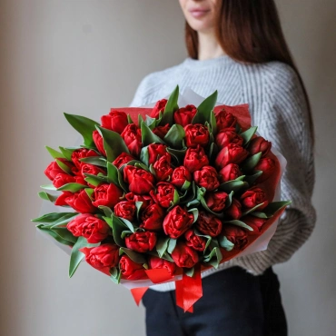 Букет красных тюльпанов