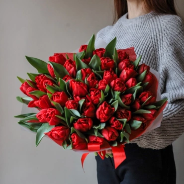 Букет красных тюльпанов